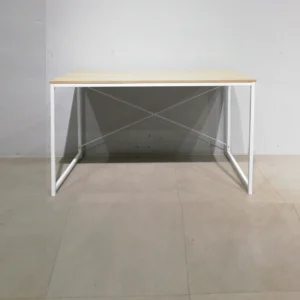 Mesa de oficina de 120x60x70 cm con estructura de acero y base de melamina