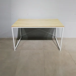 Mesa de oficina de 120x60x70 cm con estructura de acero y base de melamina