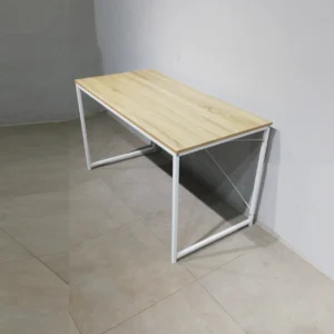 Taula d'oficina de 120x60x70cm feta amb estructura d'acer i base de melamina