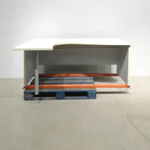 Mesa de oficina en L de 181x120x77 cm con tara estética de segunda mano en venta en cabauoportunitats.com