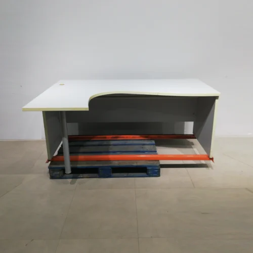 Mesa de oficina en L de 181x120x77 cm con tara estética de segunda mano en venta en cabauoportunitats.com
