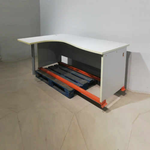 Mesa de oficina en L de 181x120x77 cm con tara estética de segunda mano en venta en cabauoportunitats.com