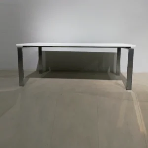 Mesa de oficina de 201x80x75 cm con estructura metรกlica y base de melamina