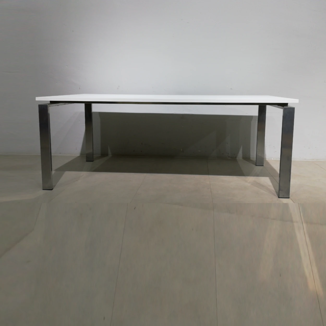 Mesa de oficina de 201x80x75 cm con estructura metรกlica y base de melamina