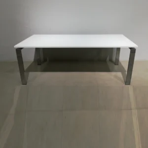 Mesa de oficina de 201x80x75 cm con estructura metรกlica y base de melamina