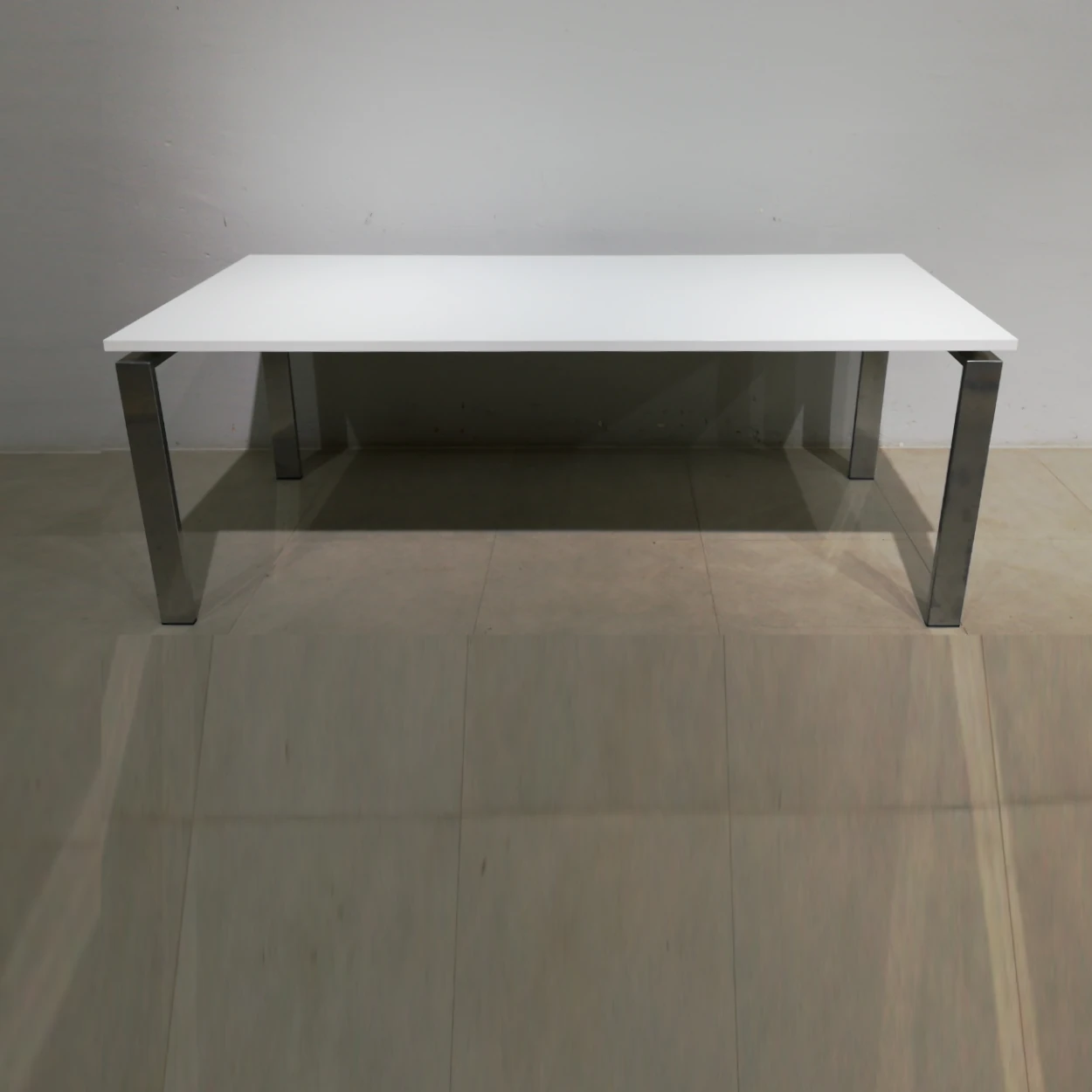 Mesa de oficina de 201x80x75 cm con estructura metรกlica y base de melamina