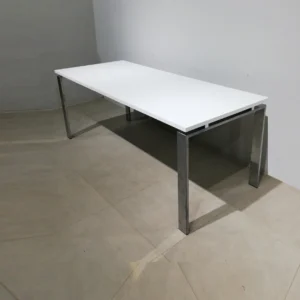 Mesa de oficina de 201x80x75 cm con estructura metรกlica y base de melamina