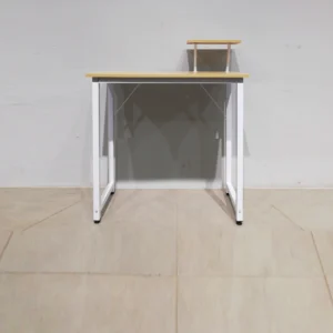 Taula per a ordinador de 100x50x74cm feta amb estructura metàl·lica i base de melamina