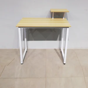 Taula per a ordinador de 100x50x74cm feta amb estructura metàl·lica i base de melamina