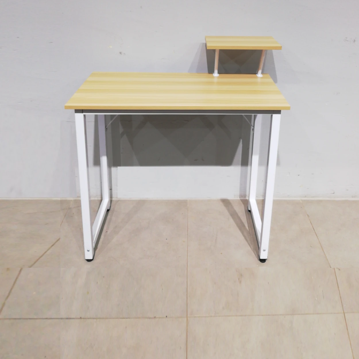 Taula per a ordinador de 100x50x74cm feta amb estructura metàl·lica i base de melamina
