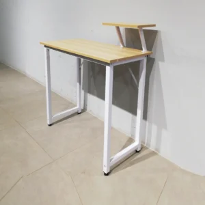 Taula per a ordinador de 100x50x74cm feta amb estructura metàl·lica i base de melamina