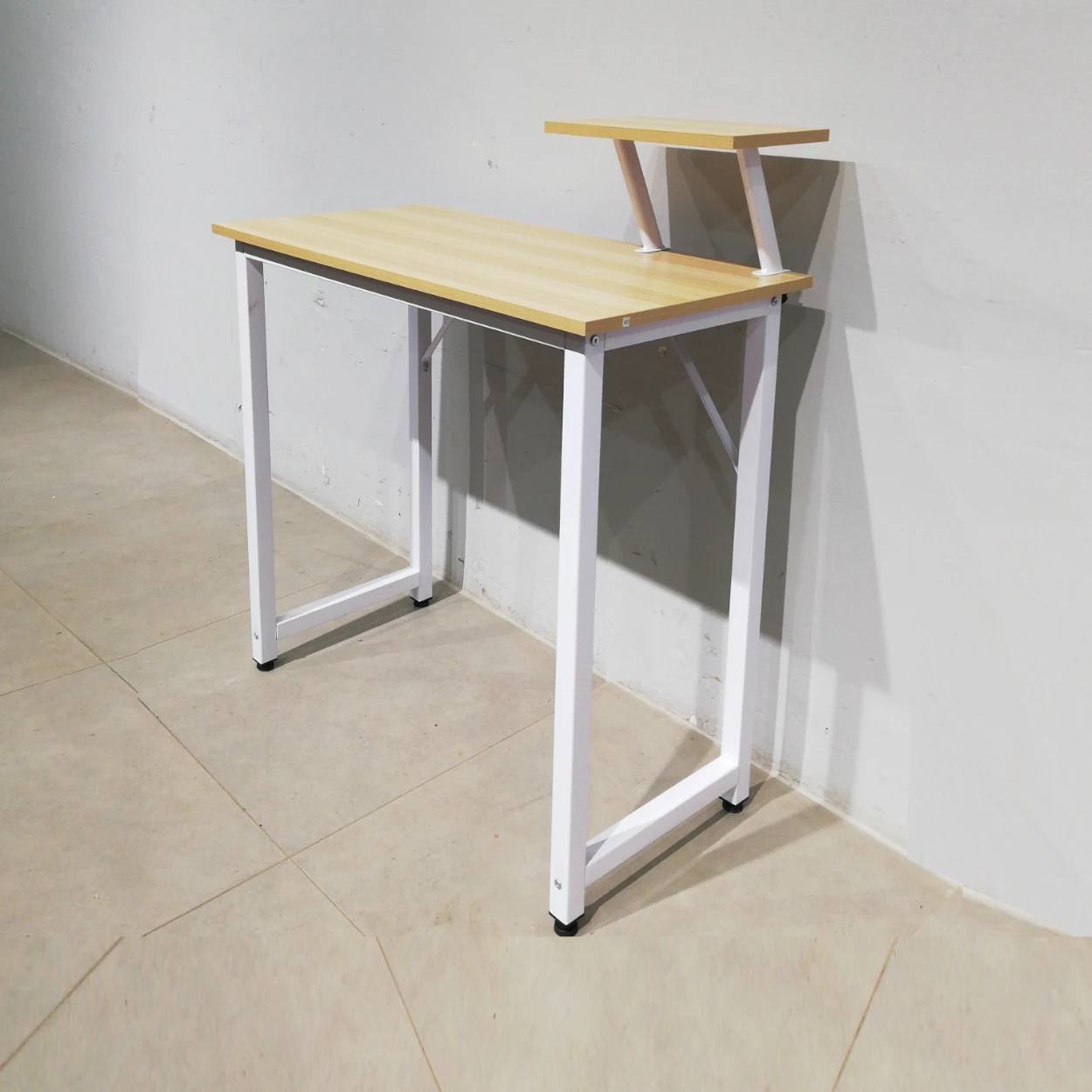 Taula per a ordinador de 100x50x74cm feta amb estructura metàl·lica i base de melamina