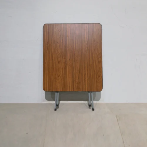 Mesa plegable de 68x60x62cm procendente de una empresa en cierre