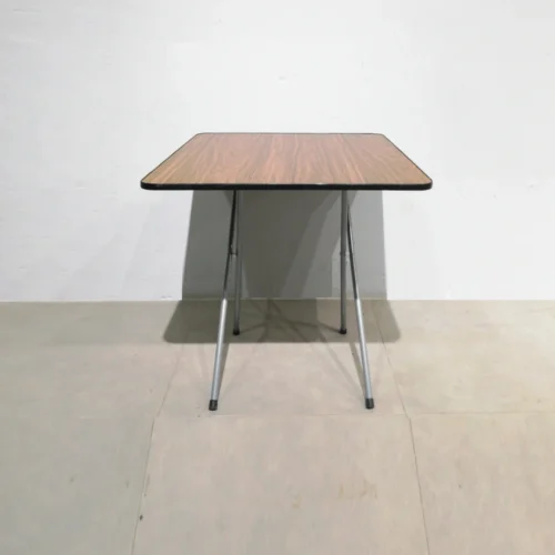 Mesa plegable de 68x60x62cm procendente de una empresa en cierre