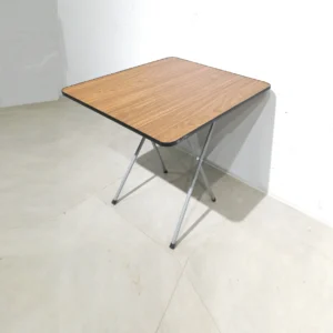 Mesa plegable de 68x60x62cm procendente de una empresa en cierre