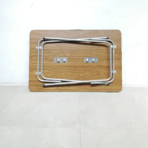 Mesa plegable de 91x61x65cm procendente de una empresa en cierre