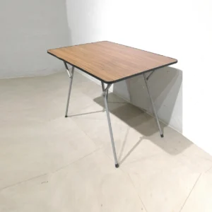 Mesa plegable de 91x61x65cm procendente de una empresa en cierre