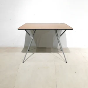 Mesa plegable de 91x61x65cm procendente de una empresa en cierre 