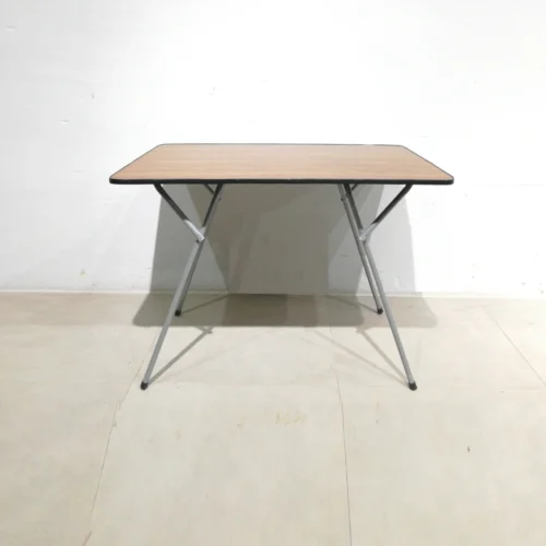 Mesa plegable de 91x61x65cm procendente de una empresa en cierre