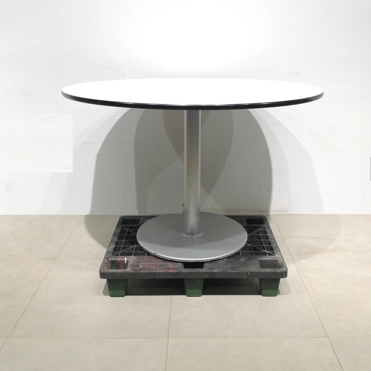 Taula rodona de melamina amb peu de gran qualitat i resistència en venda a cabauoportunitats.com