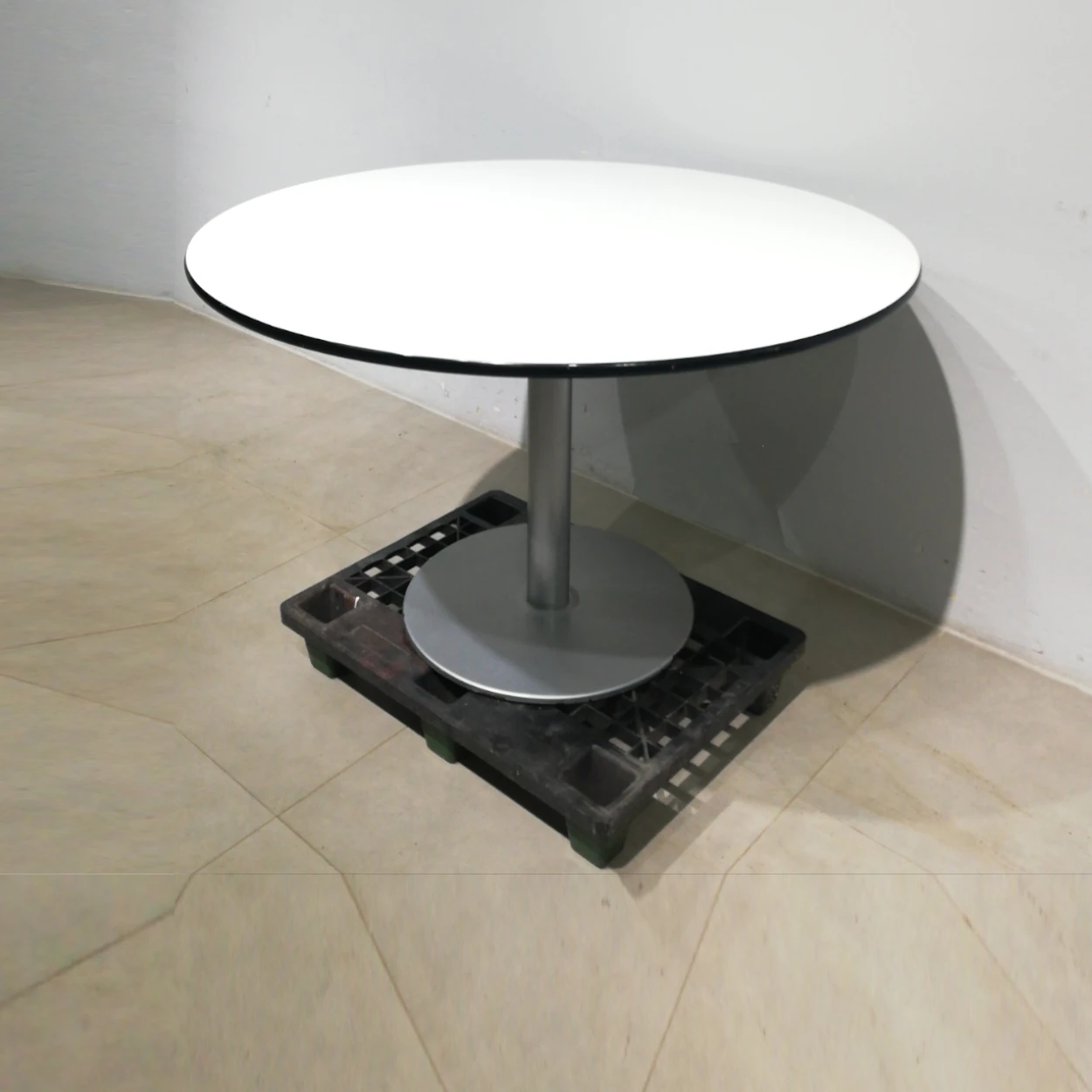 Taula rodona de melamina amb peu de gran qualitat i resistència en venda a cabauoportunitats.com