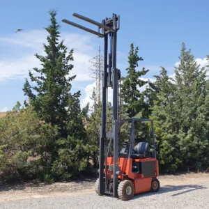 Carretó elevador elèctric NISSAN 1.500kg amb masteler triple i bateria regenerada en venda a cabauoportunitats.com