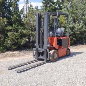 Carretó elevador elèctric NISSAN 1.500kg amb masteler triple i bateria regenerada en venda a cabauoportunitats.com