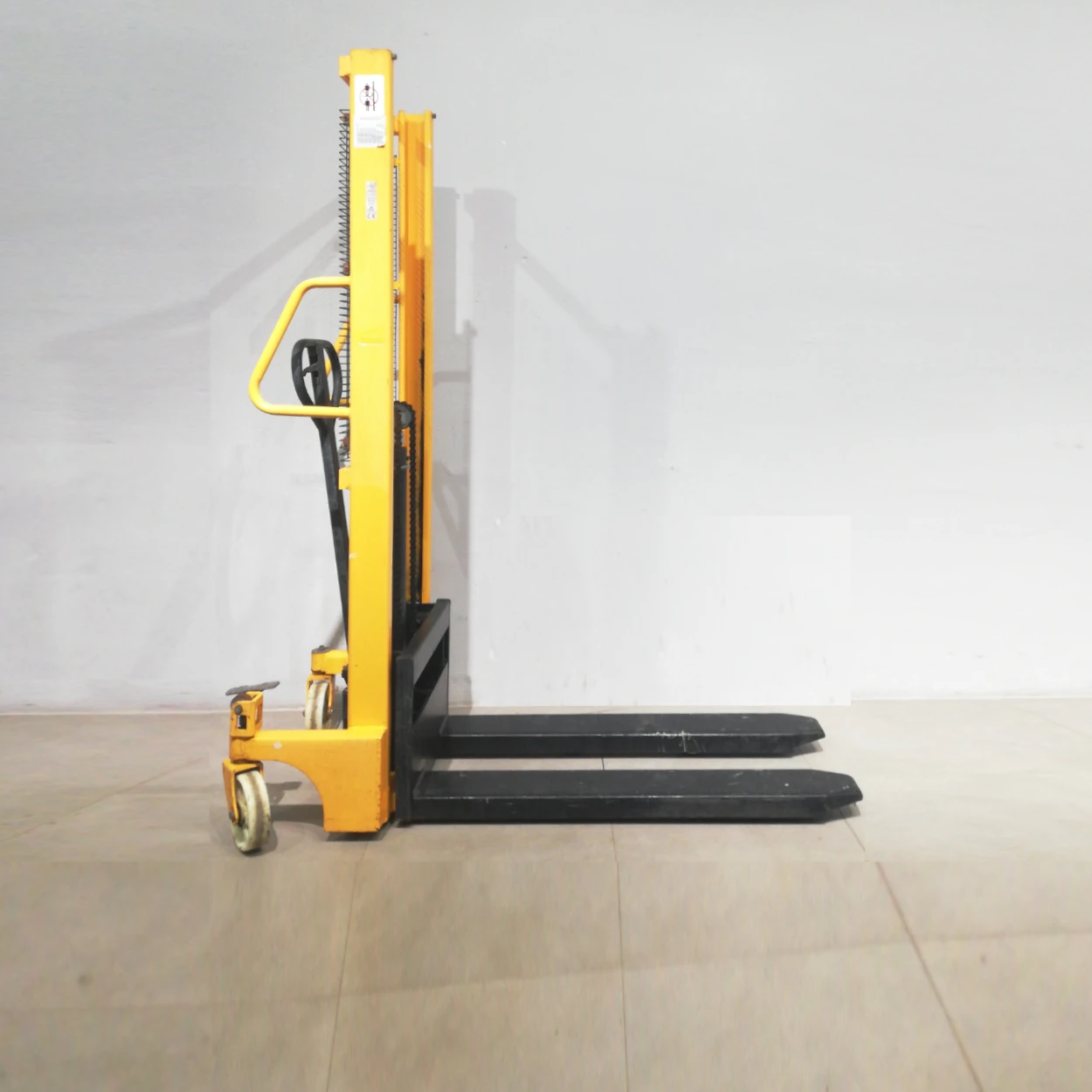 Transpalet manual SFHIO 1000kg de segunda mano en muy buen estado en venta en cabauoportunitats.com