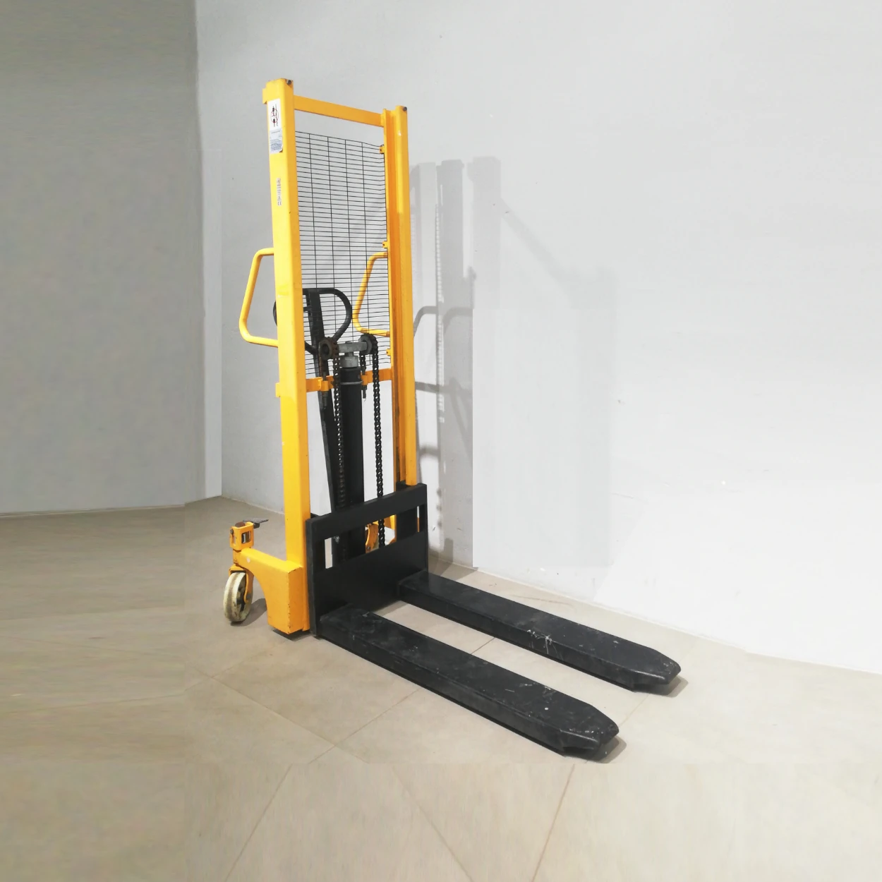 Transpalet manual SFHIO 1000kg de segunda mano en muy buen estado en venta en cabauoportunitats.com