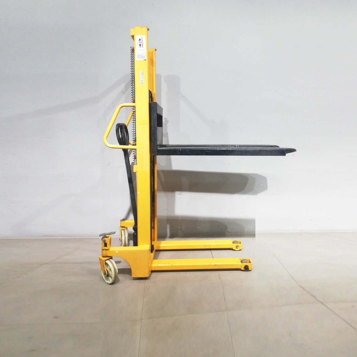 Transpalet manual SFHIO 1000kg de segunda mano en muy buen estado en venta en cabauoportunitats.com