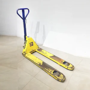 Transpaleta manual de ocasión STÖCKLIN 2000kg en buen estado, procedente de una empresa en cierre