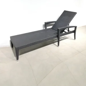 Gandula (68x204x56cm) amb esquena inclinable i reposabraços feta d'acer i ràfia