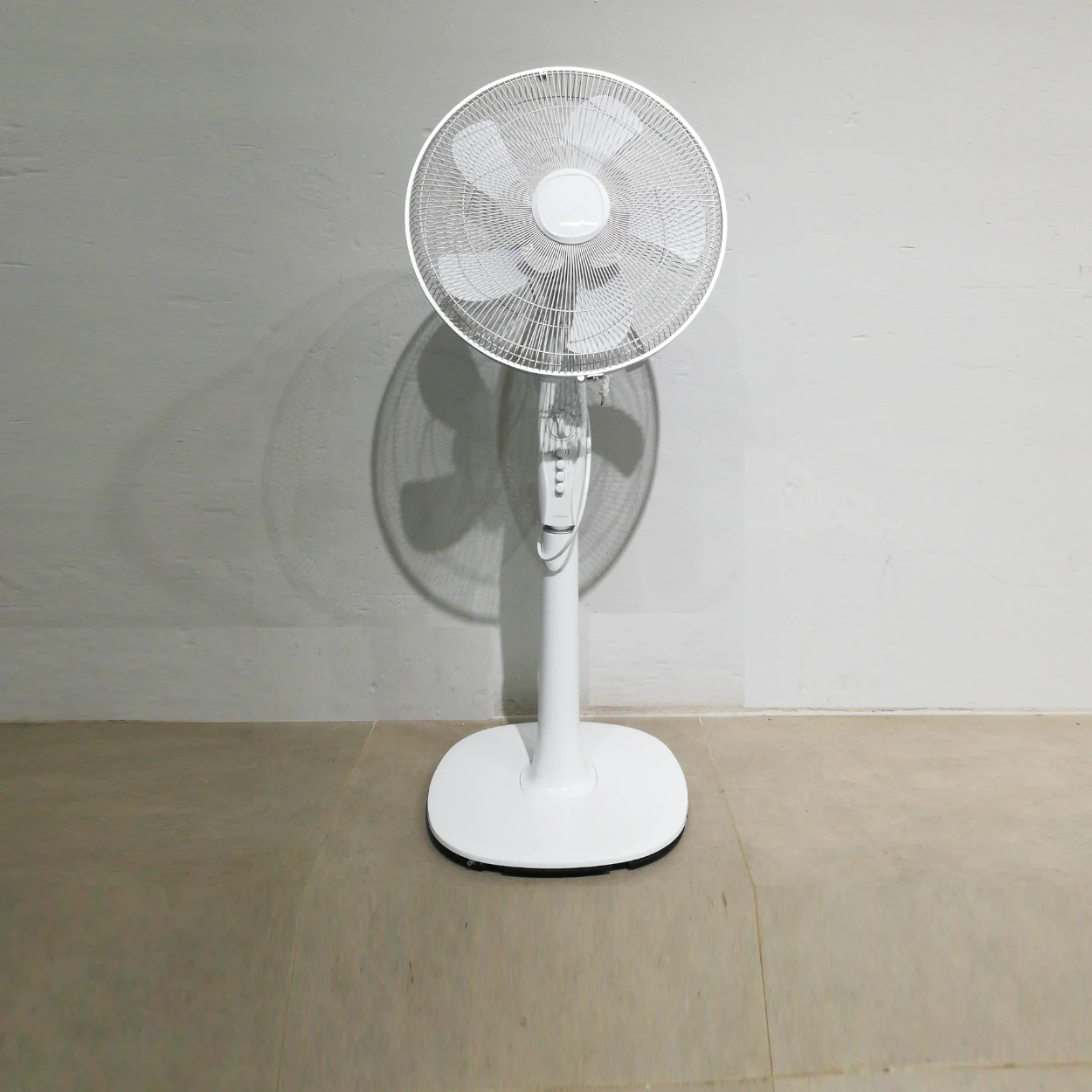 Ventilador de pie CECOTEC FORCESILENCE 1010 EXTREMEFLOW, elegante, de color blanco en venta en cabauoportunitats.com