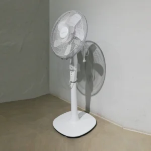 Ventilador de pie CECOTEC FORCESILENCE 1010 EXTREMEFLOW, elegante, de color blanco en venta en cabauoportunitats.com