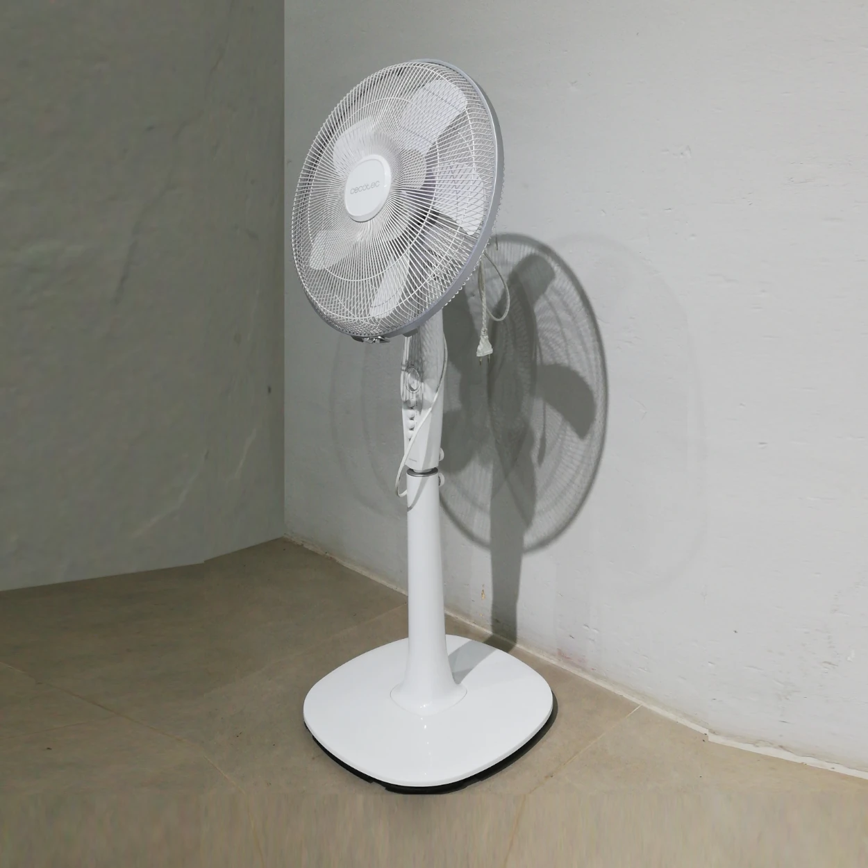 Ventilador de pie CECOTEC FORCESILENCE 1010 EXTREMEFLOW, elegante, de color blanco en venta en cabauoportunitats.com