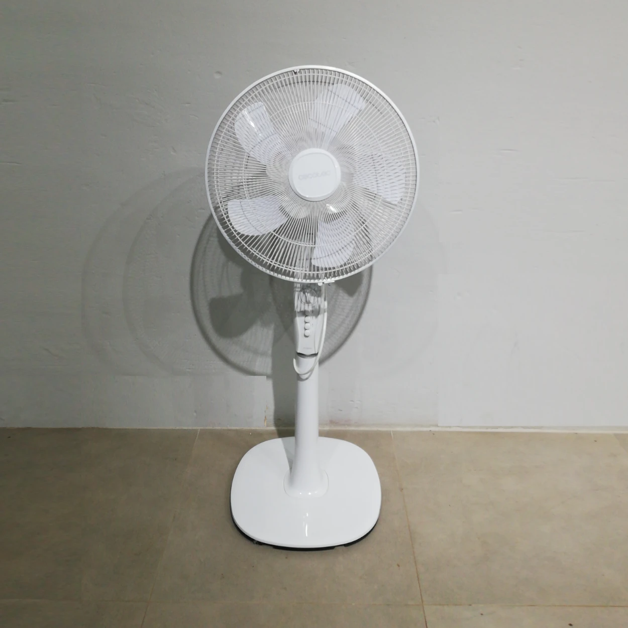 Ventilador de pie CECOTEC FORCESILENCE 1010 EXTREMEFLOW, elegante, de color blanco en venta en cabauoportunitats.com