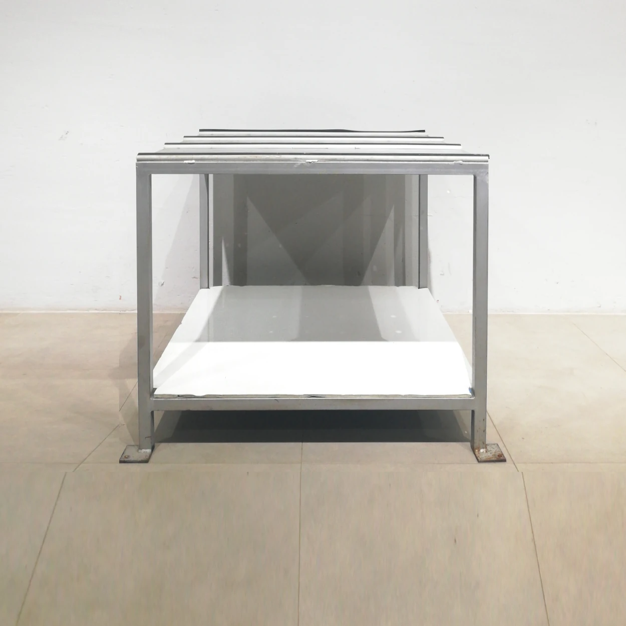 Banco de trabajo de 99x100x88cm hecho de estructura galvanitzada y base inferior de melamina