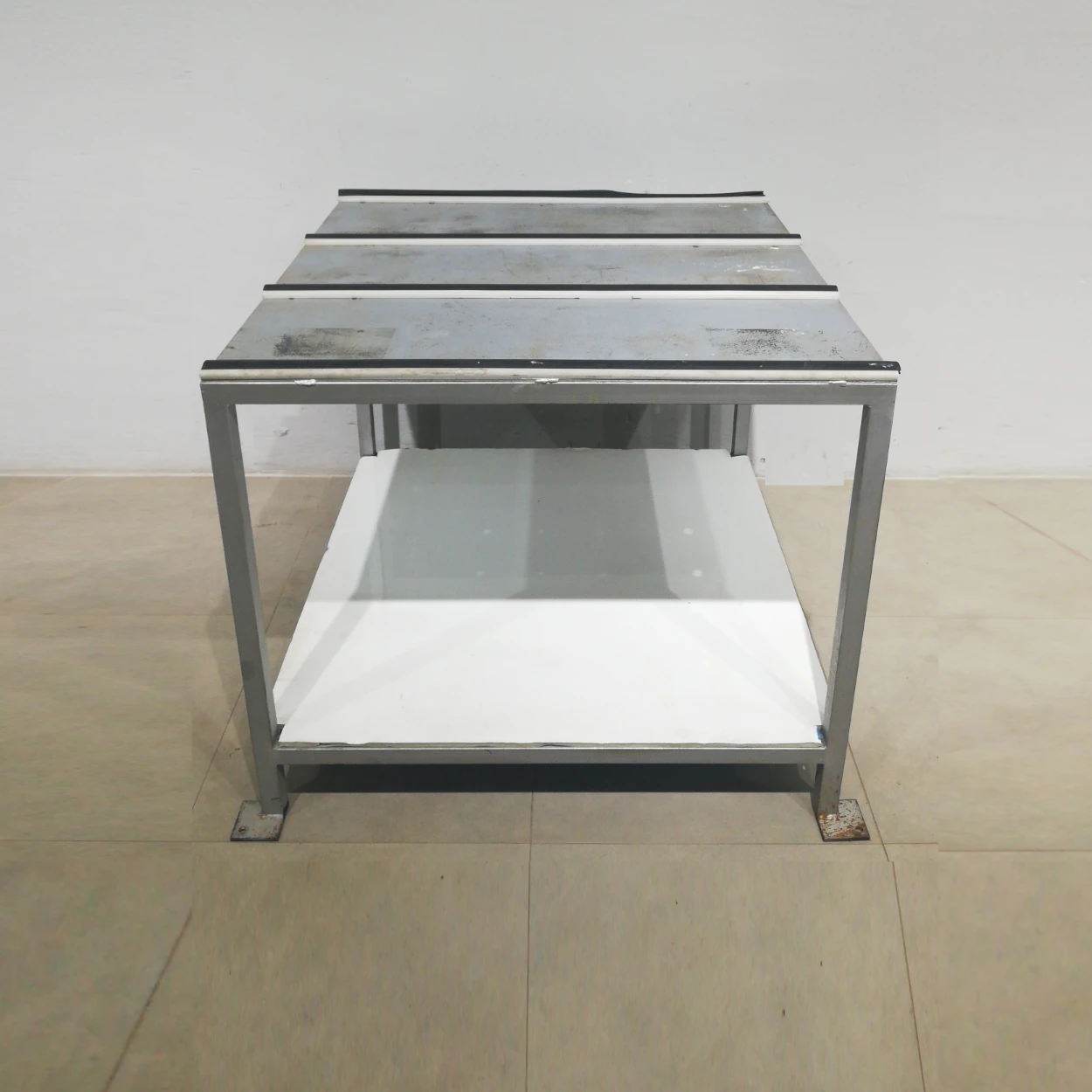 Banco de trabajo de 99x100x88cm hecho de estructura galvanitzada y base inferior de melamina