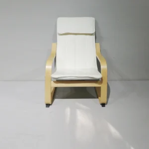 Sillón infantil de 47x50x67m de madera y acolchado blanco de segunda mano en buen estado.