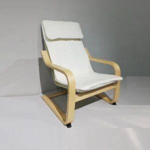 Sillón infantil de 47x50x67m de madera y acolchado blanco de segunda mano en buen estado.