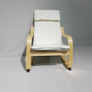 Sillón infantil de 47x50x67m de madera y acolchado blanco de segunda mano en buen estado.