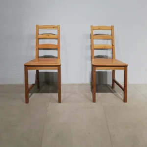 Silla de madera IKEA (42x48x89 cm) perfecta tanto para uso doméstico como para bar, restaurante...
