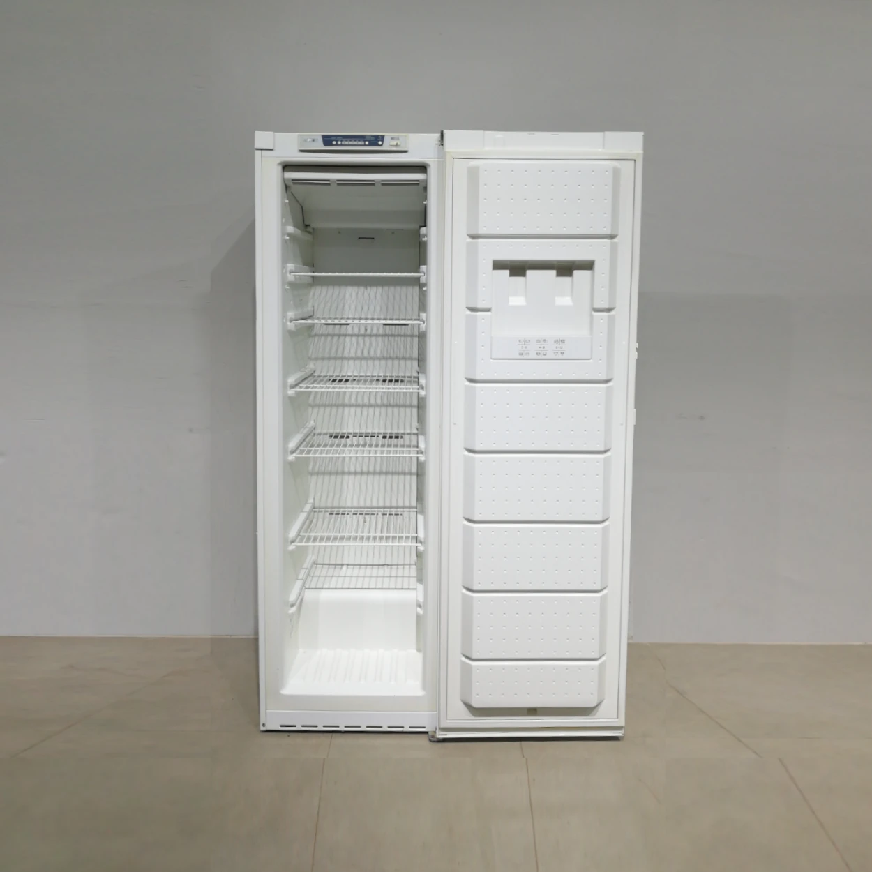 Congelador vertical BALAY 3GFB1610/02 de segona mà en bon estat