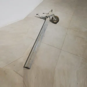 Timó amb roda per a remolc fabricat en acer (168x20x66cm) de segon mà