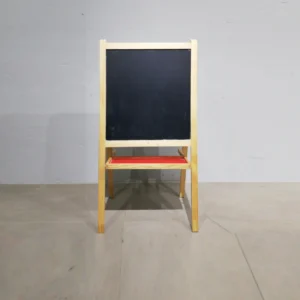Pissarra infantil de fusta IKEA (62x54x116cm) per a escriure amb guix i amb retolador