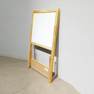 Pissarra infantil de fusta IKEA (62x54x116cm) per a escriure amb guix i amb retolador