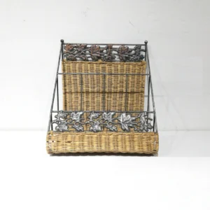 Porta-revistes d'ocasió feta de vímet i metall perfecte per a decorar en casa o oficina.