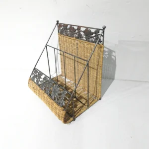 Porta-revistes d'ocasió feta de vímet i metall perfecte per a decorar en casa o oficina.