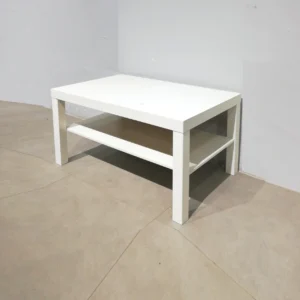 Taula de centre blanca de 90x55x46cm procedent d'una empresa en tancament