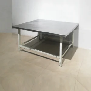Mesa de acero inoxidable de 140x110x73cm de gran qualitat i resistencia en buen estado 